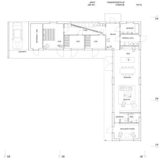 Ritning av ett L-format hus med markerade rum som garage, vardagsrum och kök, orienterat för optimal utsikt och sol.