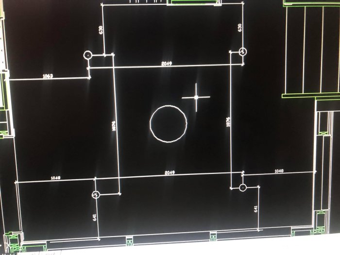 CAD-ritning av en belysningsplan för ett tak i en storhall med mått och markeringar.