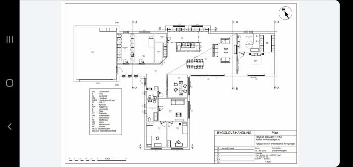 Arkitektritad planlösning för ett stort enfamiljshus med detaljmärkningar och måttangivelser.