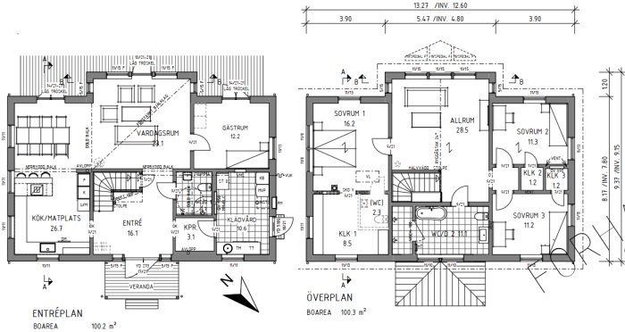 Arkitektritning av en tvåvåningshusplan med dimensioner, rumsuppdelning och möbelplacering.