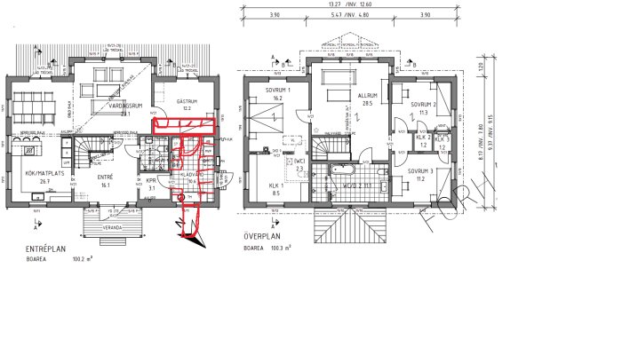 Arkitektonisk ritning av en tvåvåningshusplan med markeringar och anteckningar.