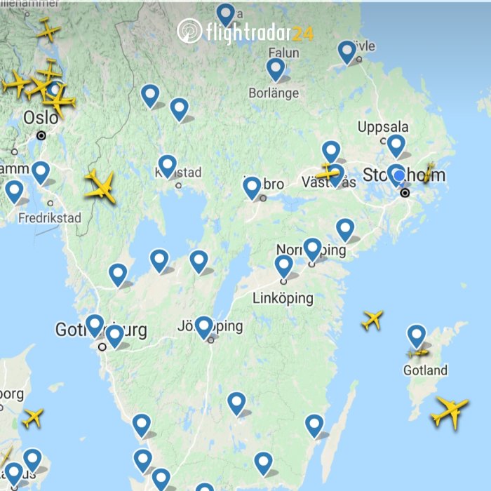 Skärmdump från Flightradar24 som visar flygtrafik över Sverige med några markerade flygplan.