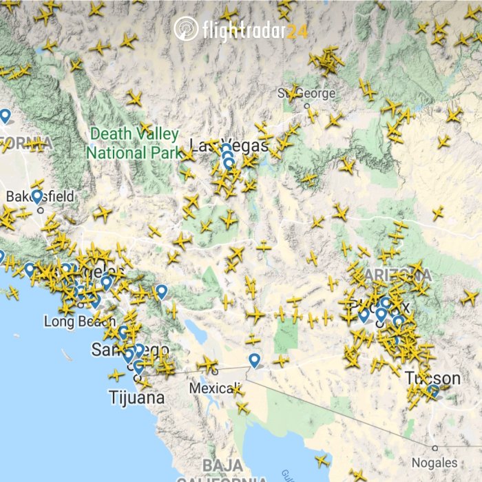 Skärmdump från Flightradar24 visar flygplan över sydvästra USA med markörer för städer och naturområden.