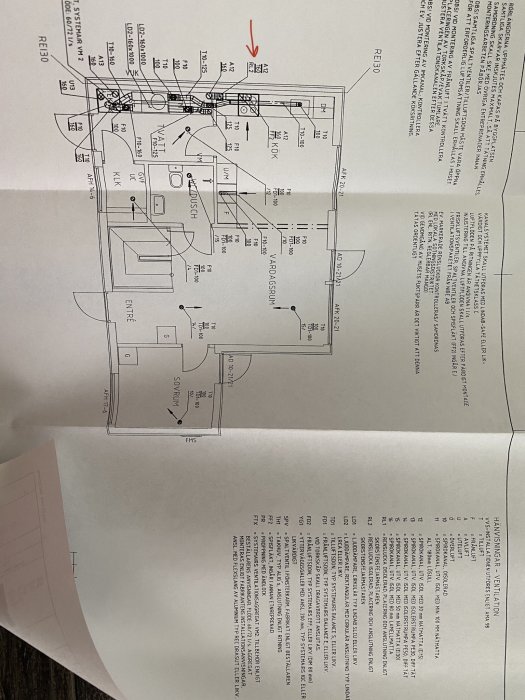 Ritning på ventilationssystem i ett kök markerat för ombyggnad av köksfläkt.