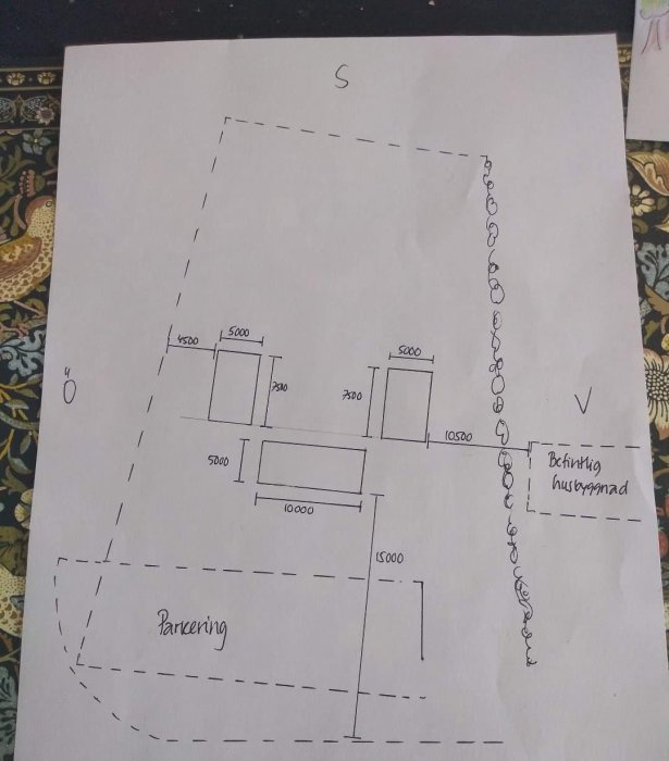 Handritad skiss av planeringen för bygge av tre fritidshus i U-formation med måttangivelser.