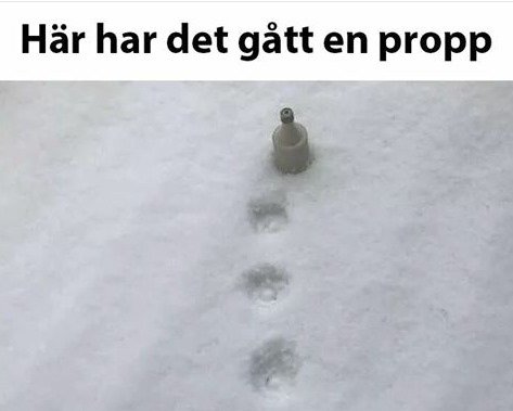 Elektrisk säkring ovanpå snö med fotspår som skapar ordvits, texten säger "Här har det gått en propp".