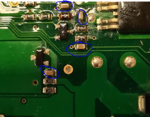 Kretskort med markerade ytmonterade komponenter, troligen kondensatorer, utan synliga värden.