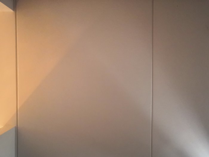 Slätt betongtak i ett hörn där väggar möts, användarens kontext är att hitta reglar för att hänga upp en hängvagga.