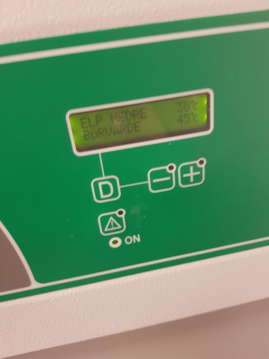 Digital termostat med display som visar "ELP NEDRE GRÄNSVÄRDE" och temperaturinställningar, knappar för justering.