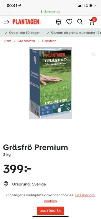 Förpackning av Gräsfrö Premium på 3 kg från Plantagen med pris och del av gräsmatta i bakgrunden.