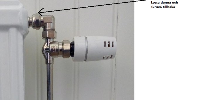 Termostatkoppling på ett radiatorrör före tätning, med markering där den ska lossas och skruvas tillbaka.