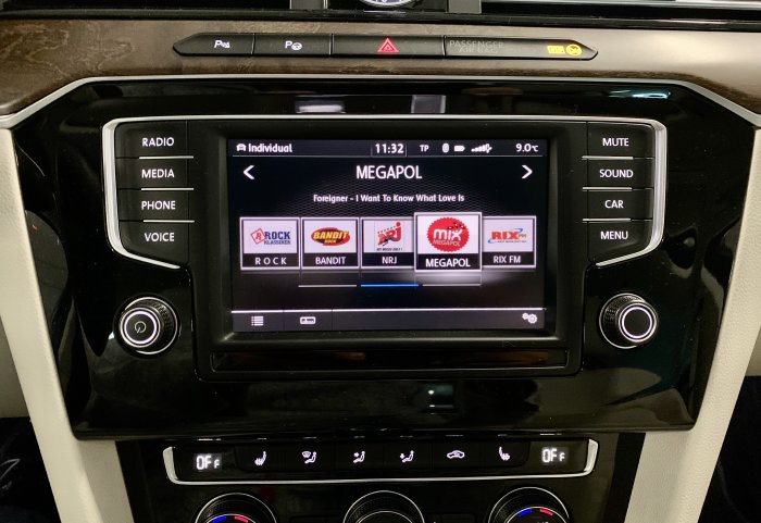 Nytt stort bilradio gränssnitt med tydlig skärm och radiostationslogotyper.