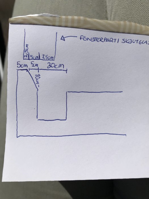Handritad skiss av ett fönsterparti med måttangivelser och texten "FÖNSTERPARTI SKJUTGÅNGJÄRN".