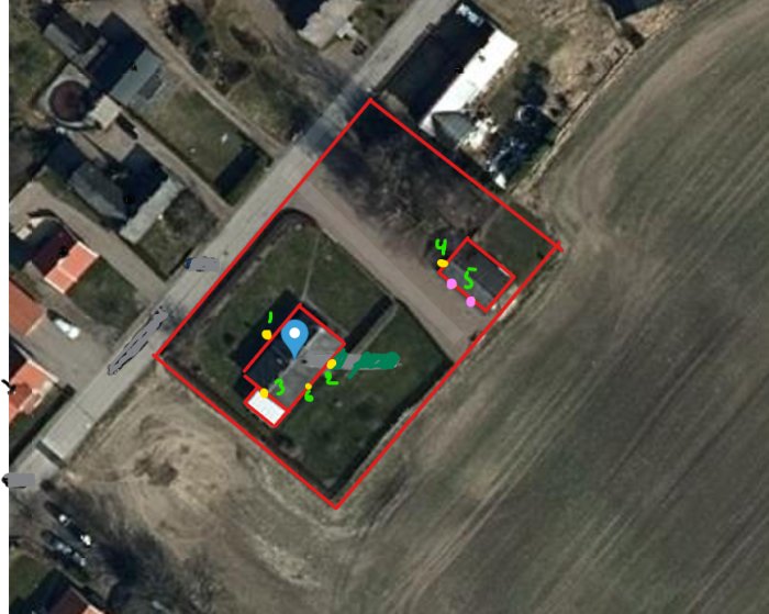 Flygbild över en tomt med röd markering, innehåller byggnader och planerad placering av övervakningskameror.