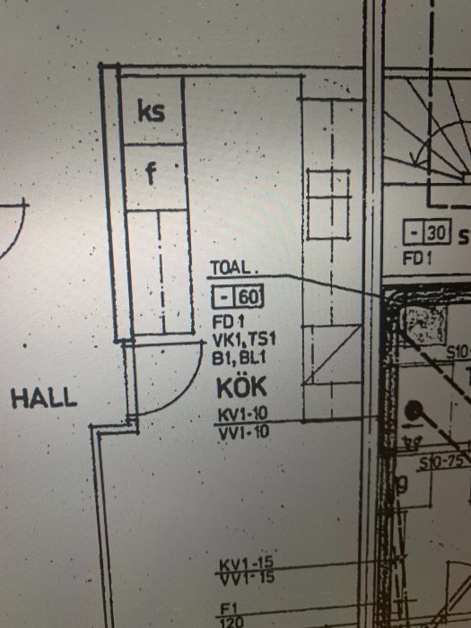 Ritning av en bostadsplan med potentiellt bärande väggar i ett köksrenoveringsprojekt.