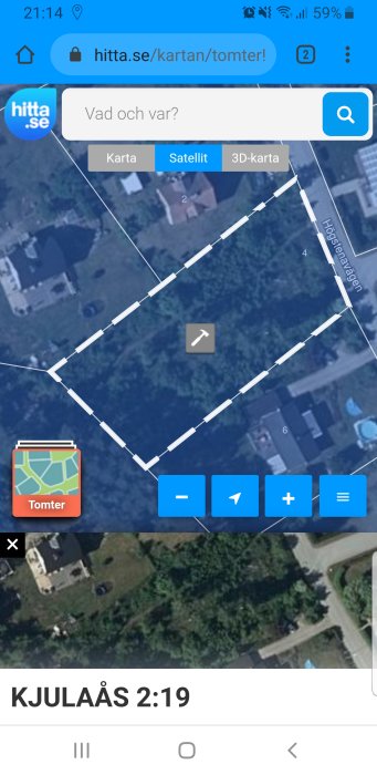 Satellitbild från hitta.se som visar vitmarkerade tomtgränser för fastigheten KJULAÅS 2:19.