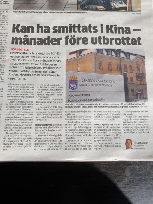 Tidningsutklipp om möjlig tidig smitta av corona i Kina med bild av Försvarsmaktens byggnad.