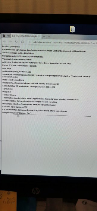Datorskärm med en öppen e-post innehållande en utrustningslista för en Volkswagen-bil.