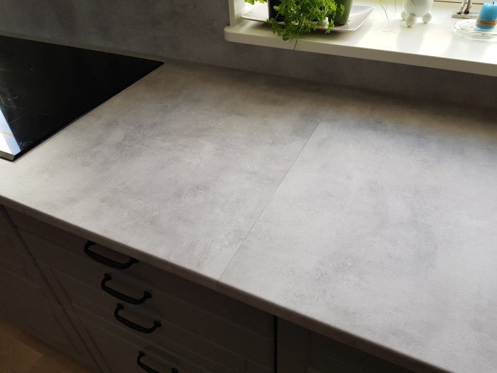 IKEA bänkskiva i kök med fogmassa applicerad mellan två skivor.