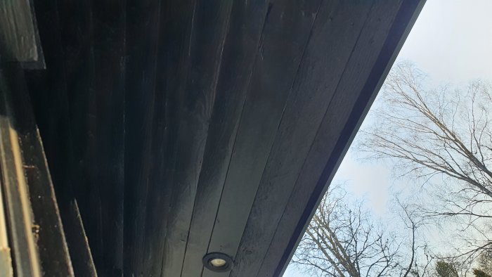 Undersida av takfot med orange markering för planerad markisinstallation och röd markering för elanslutning.