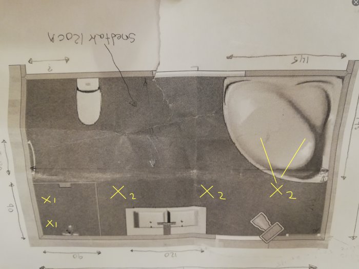 Skiss av badrum med planerade placeringar för downlights och riktbara ljuspunkter markerade med kryss.