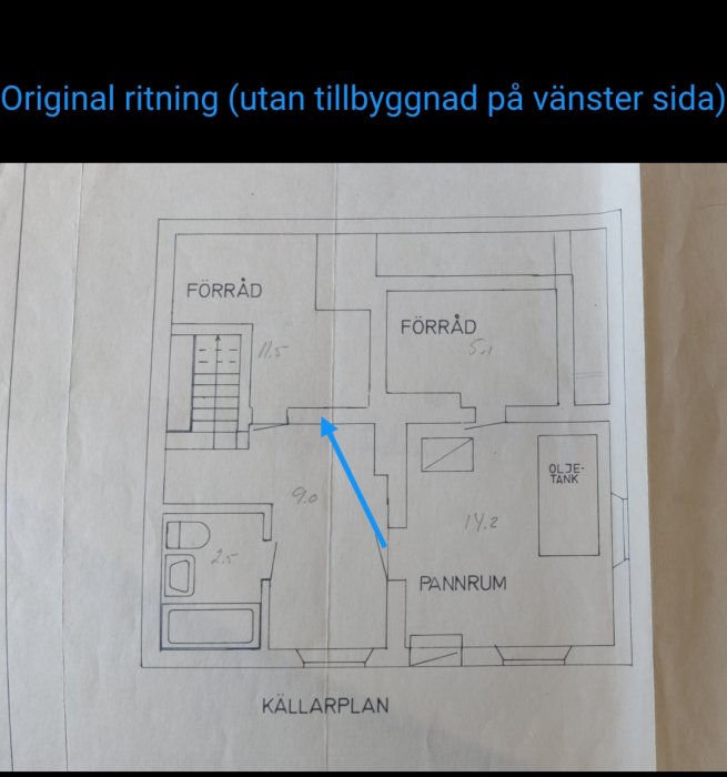 Handritad planritning av källarplan utan tillbyggnad, markerar en vägg för potentiell borttagning.