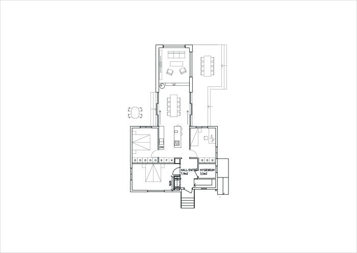 Arkitektskiss av husplan med rum, möblering och kommentarer om layoutproblem.