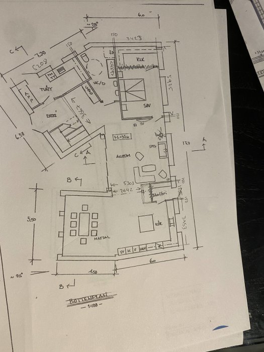 Handritad skiss av ett hus med rumsmarkeringar och måttangivelser.