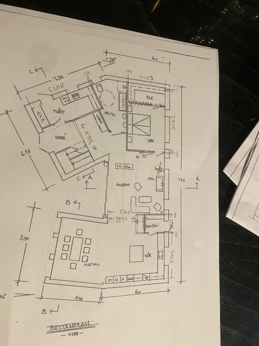 Ritning av en husplan som visar olika rum och mått, potentiellt för ett byggprojekt med mellanbjälklag i betong.