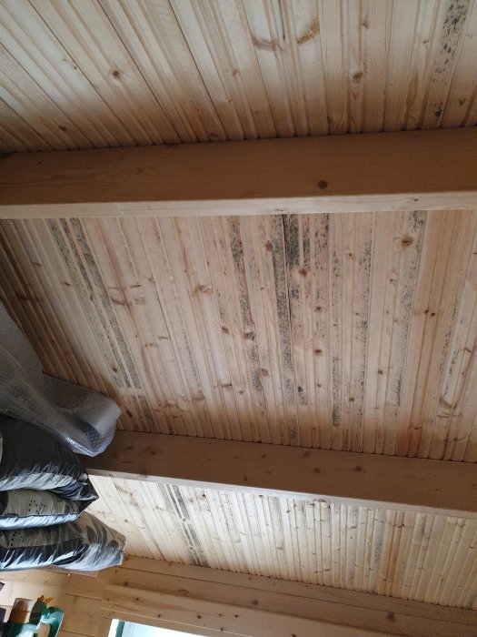 Tak i förråd med råspont och mögelangrepp längs några brädor, saknar ventilation.