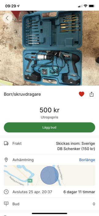 Borr/skruvdragare i ett blått fodral med laddare och borrbitar på betonggolv.