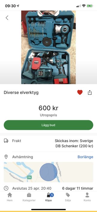 Väska med elverktyg inklusive borrskruvdragare, laddare och borrset.
