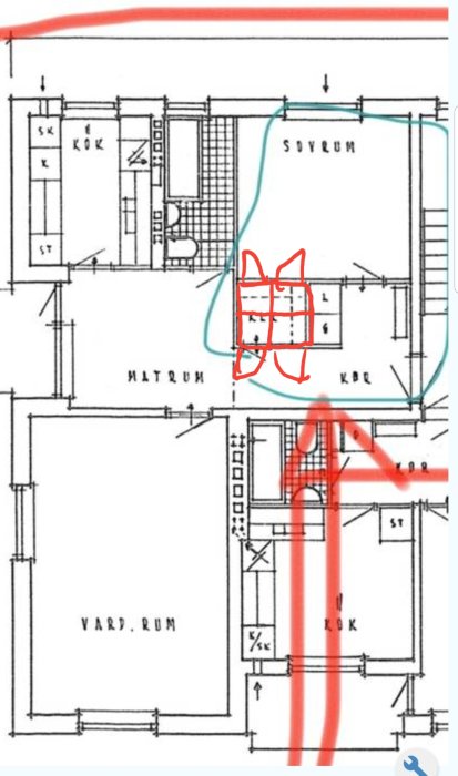 Ritning av husplan med markerade ändringar i rött, inklusive nya väggpositioner i hallen.