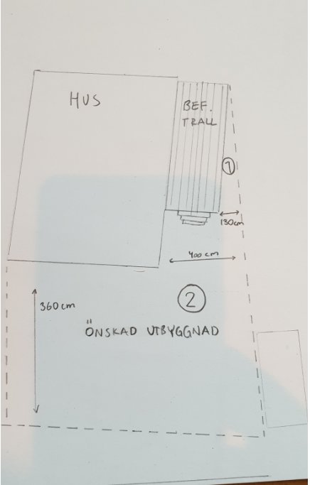 Skiss av ett hus och en befintlig altan med mått och planerad utbyggnad markerad som "önskad utbyggnad".