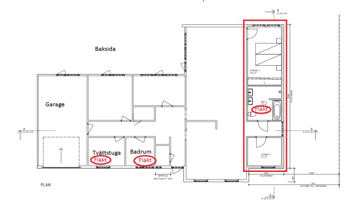 Ritning av hus med markerad tillbyggnad i rött och positioner för ventilationsfläktar i tvättstuga och badrum.