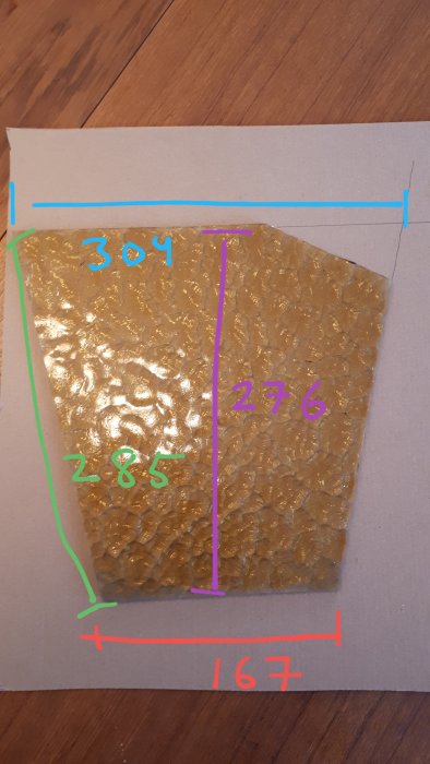 Söndrat hammarglas med uppmätta dimensioner för ersättning till lyktstolpe.