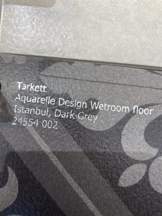 Mönstrad Tarkett Aquarelle Design Wetroom golvplatta i färgen Istanbul, Dark Grey.