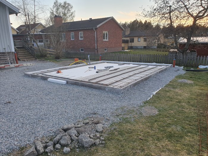 Grundkonstruktion med golvränna och kantbalkar redo för gjutning av ett byggprojekt.