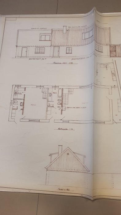 Ritningar av ett tvåvåningshus med markerade fönsterkupor och detaljerade planritningar.