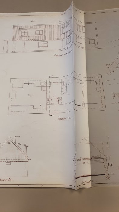 Arkitektritningar av ett hus med fönsterkupor, sektioner och fasadvyer.