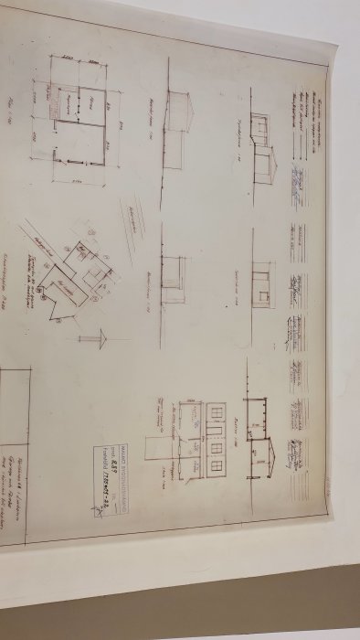 Ritning från 80-talet över ett fullisolerat garage med verkstad och angränsande förråd med tvättstuga.