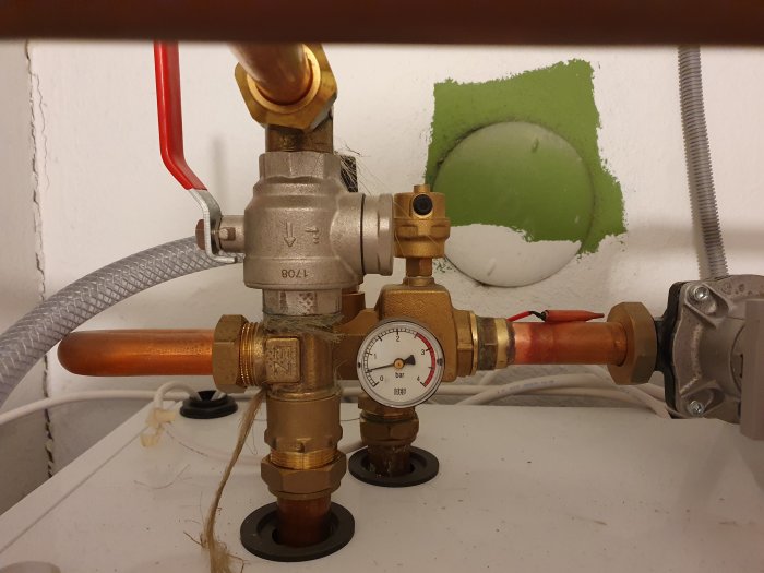 Rörsystem och mätinstrument för en värmepump med ett tryck på 0,5 bar visat på mätaren.