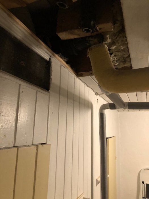 Ouppbockade kopparledningar och PEX-rör i ett rått källarutrymme, som förberedelse inför anslutning i badrumsrenoveringsprojekt.