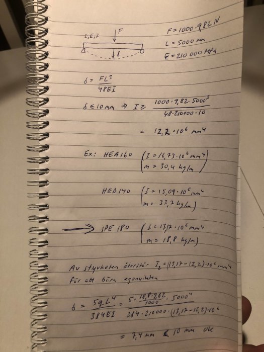 Handskrivna beräkningar på papper för dimensionering av stålbalkar med formeln för nedböjning och jämförelse av HEA160, HEB140 och IPE180.