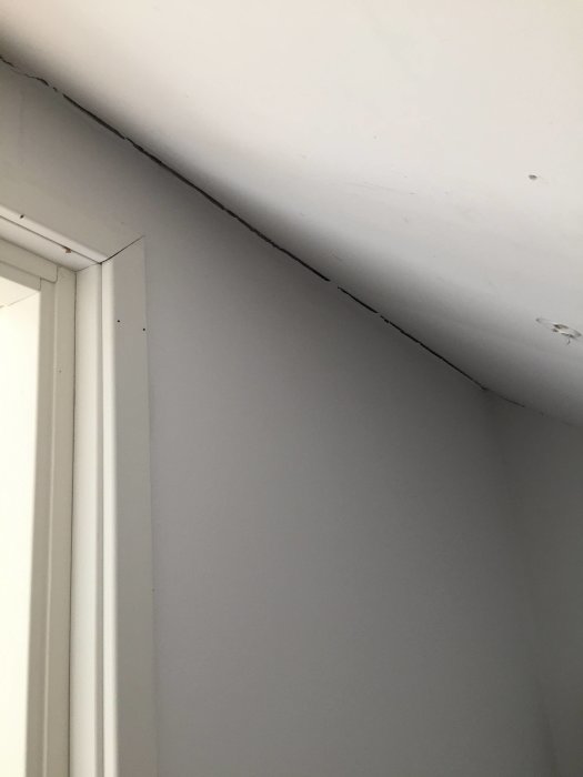 Sprækker mellem loft og væg ved trappeopgang.