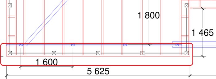 Ritning av en altankonstruktion med måttangivelser och markerad detalj av balkar mellan upplag.