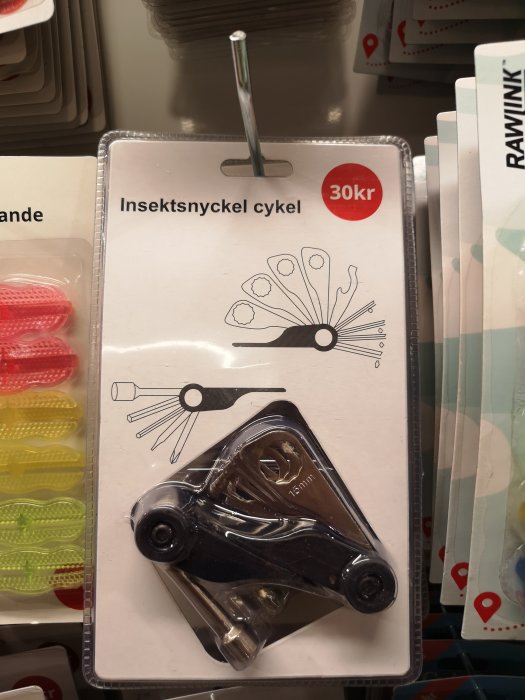 Insektsskiftnyckel för cykel hängandes på skylt med priset 30 kr.