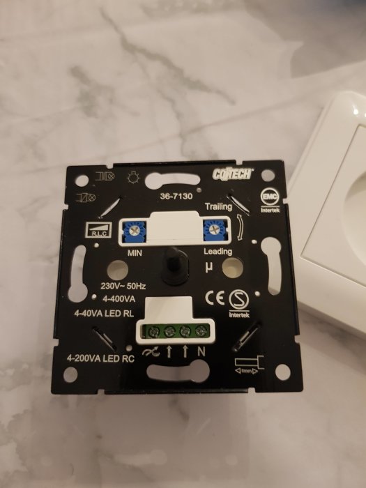 Cotech dimmerbrytare på marmorbänk med synliga anslutningar och installationsinstruktioner.