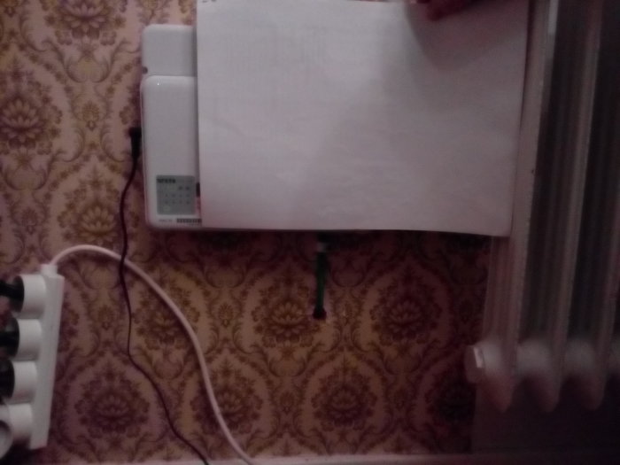 Fiberanslutningsdosa på vägg med synlig kabel och ej inkopplad fiber i ett hus.