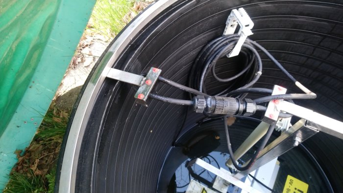 Elektriska kablar och kontaktdon i kammare för UV-lampor i ett minireningsverk, delvis fuktiga och under vattenytan.